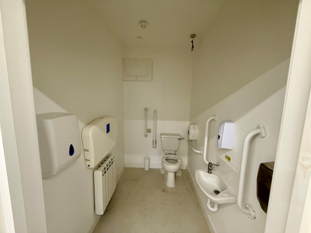 Lot: 78 - VACANT COMMERCIAL PROPERTY IN TOWN CENTRE LOCATION - Disabled WC